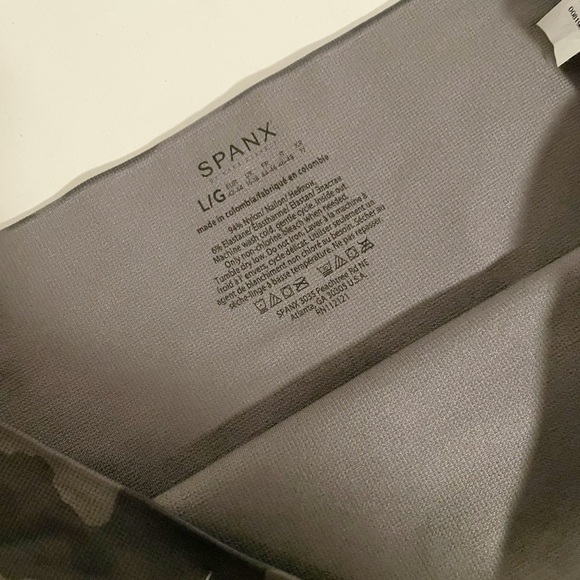 SPANX Look At Me Now Seamless Cropped Leggings NWT - Picture 8 of 8